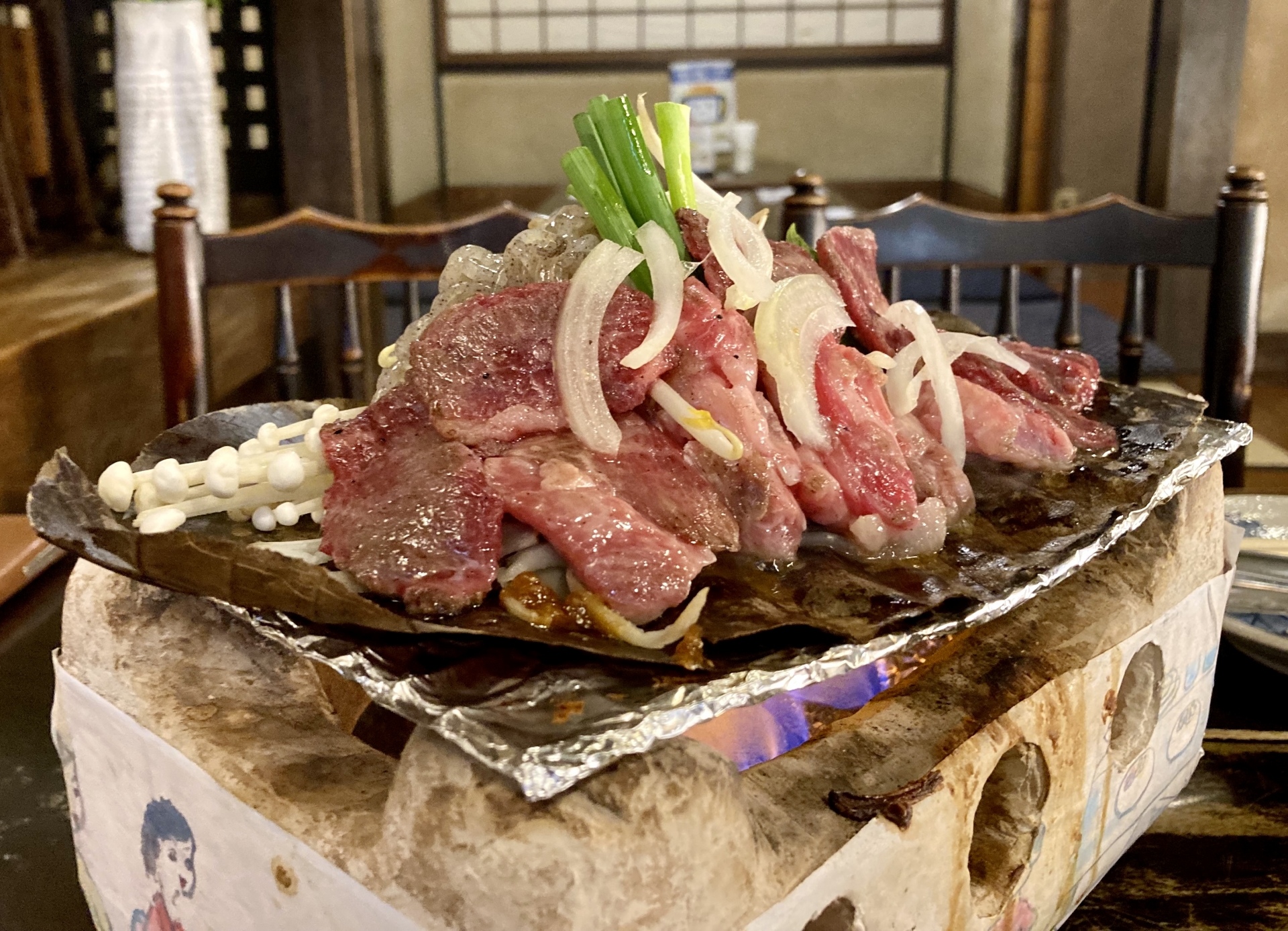 岐阜のご当地郷土料理「飛騨牛の朴葉味噌焼き」