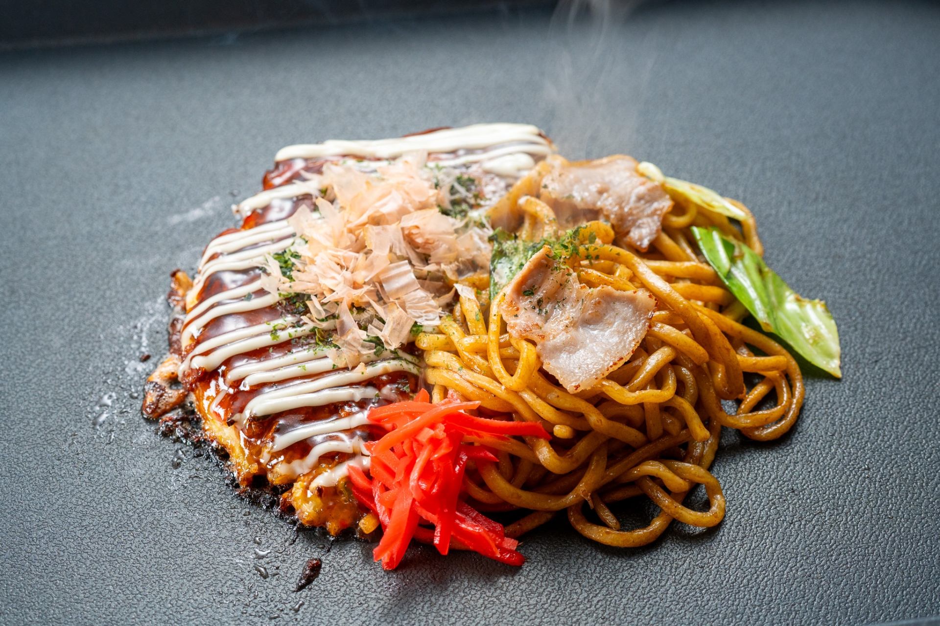 大阪のご当地グルメ（鉄板焼き）